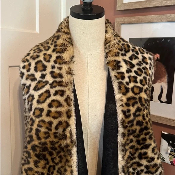 Velvet by Graham & Spencer faux fur & suede animal print pockets Medium vest - Picture 4 of 12